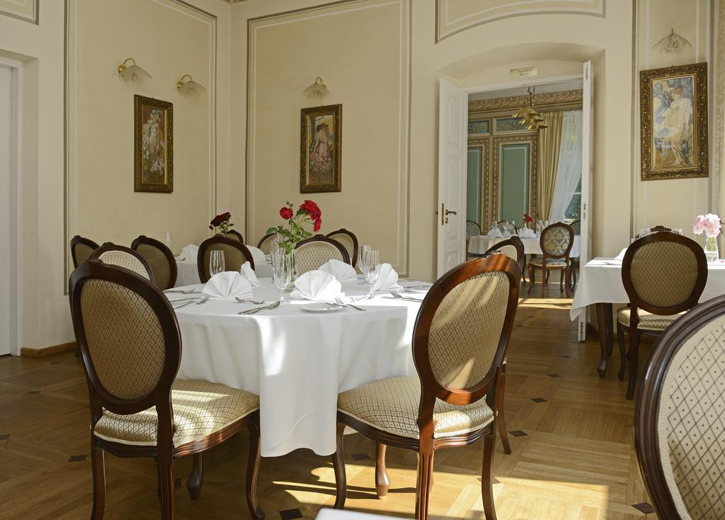 Dwor Kombornia Hotel&Spa Extérieur photo