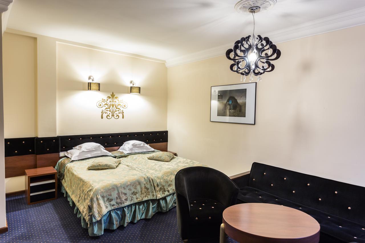 Dwor Kombornia Hotel&Spa Extérieur photo