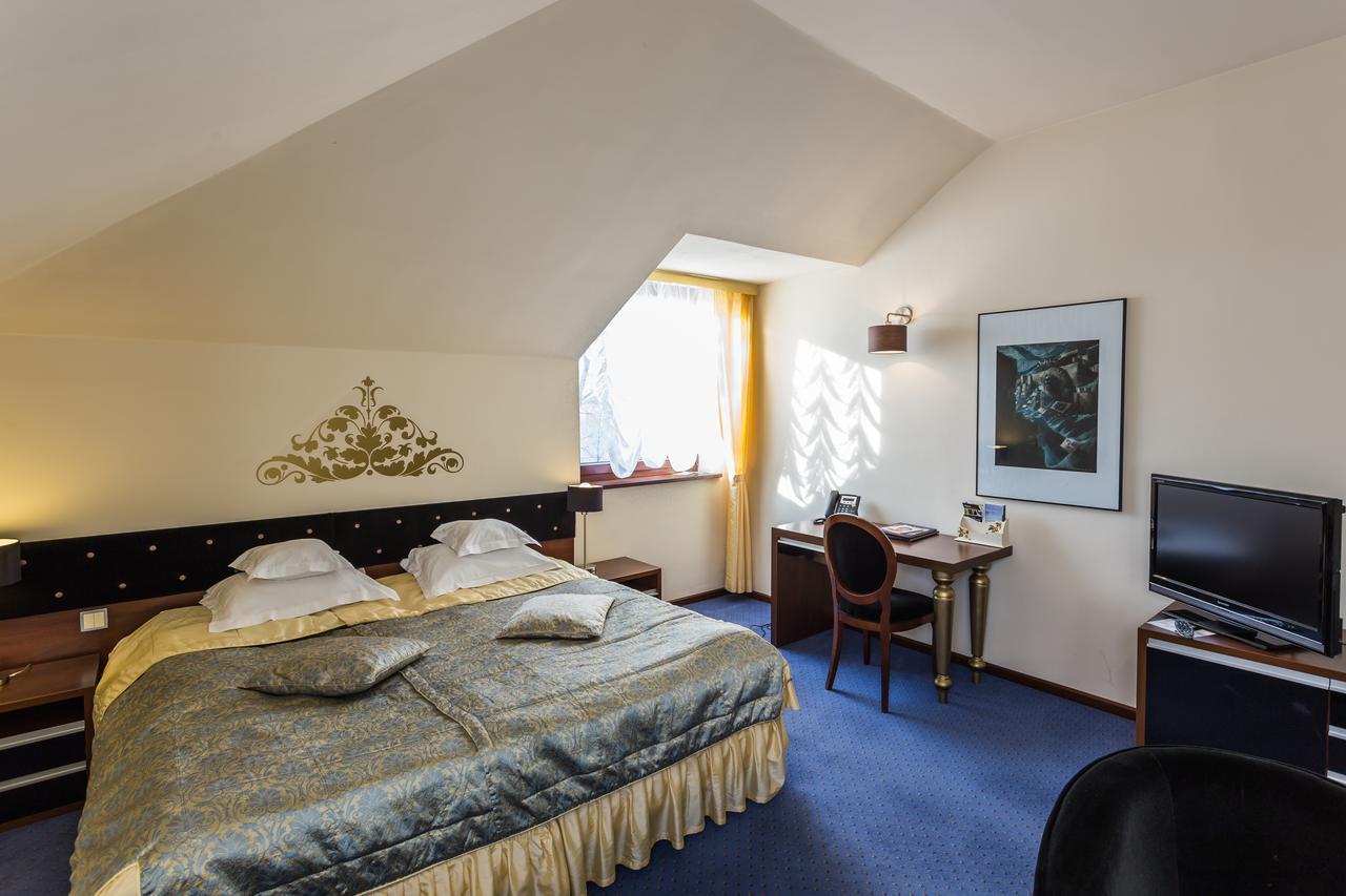 Dwor Kombornia Hotel&Spa Extérieur photo