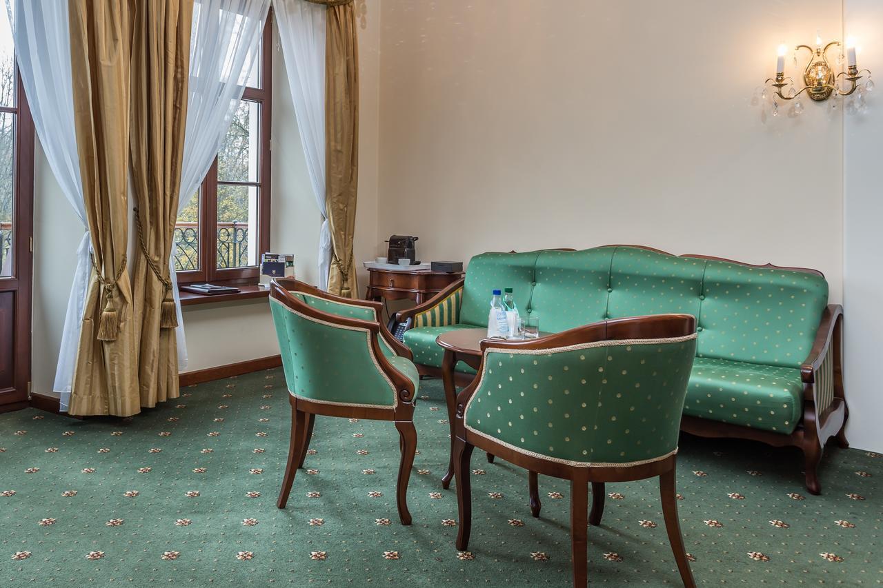 Dwor Kombornia Hotel&Spa Extérieur photo