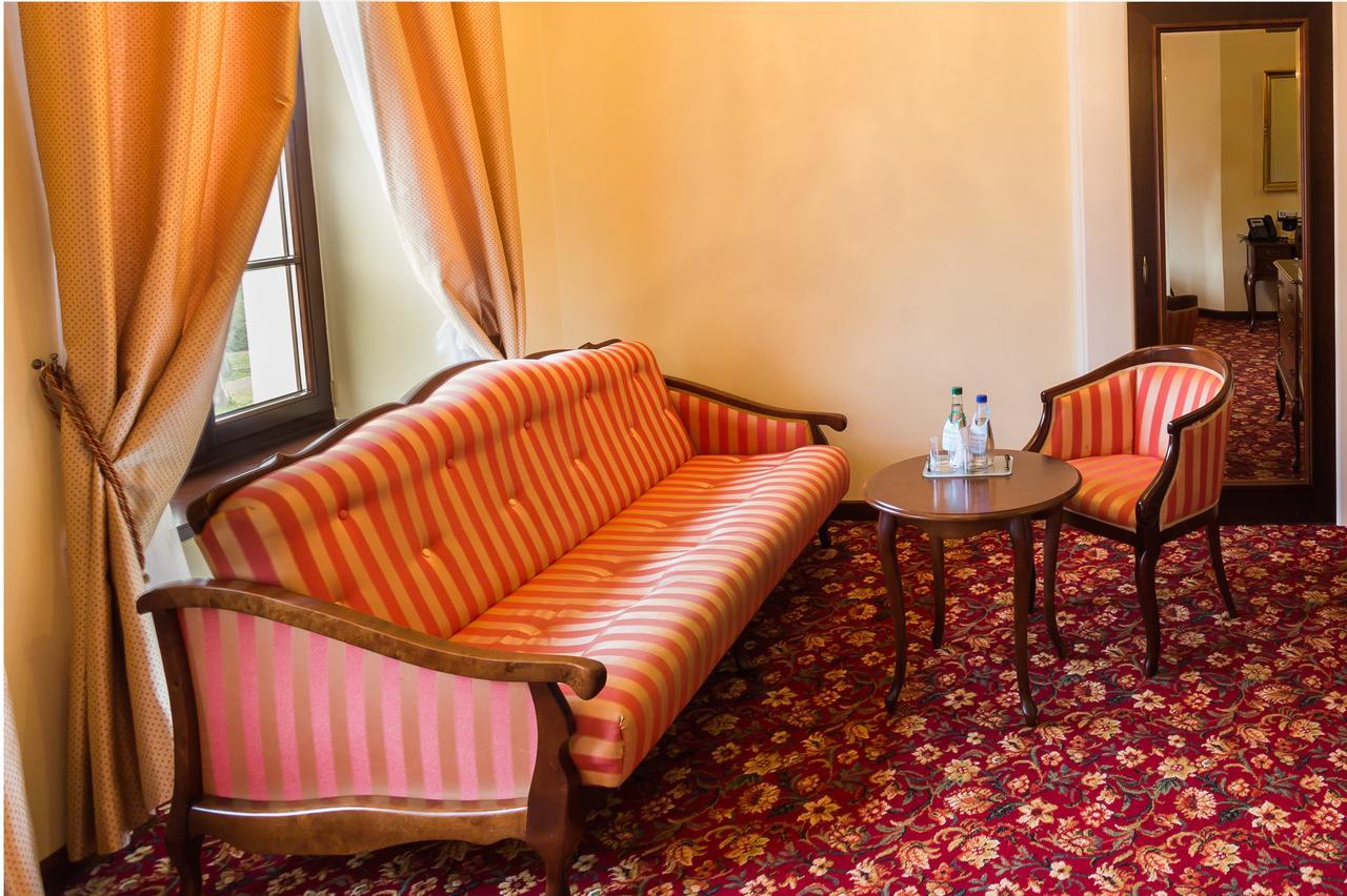 Dwor Kombornia Hotel&Spa Extérieur photo