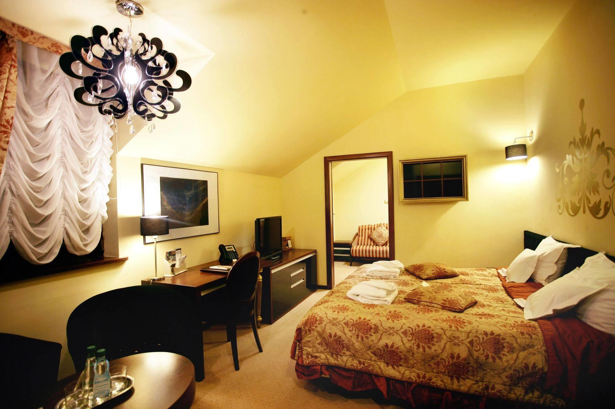 Dwor Kombornia Hotel&Spa Extérieur photo