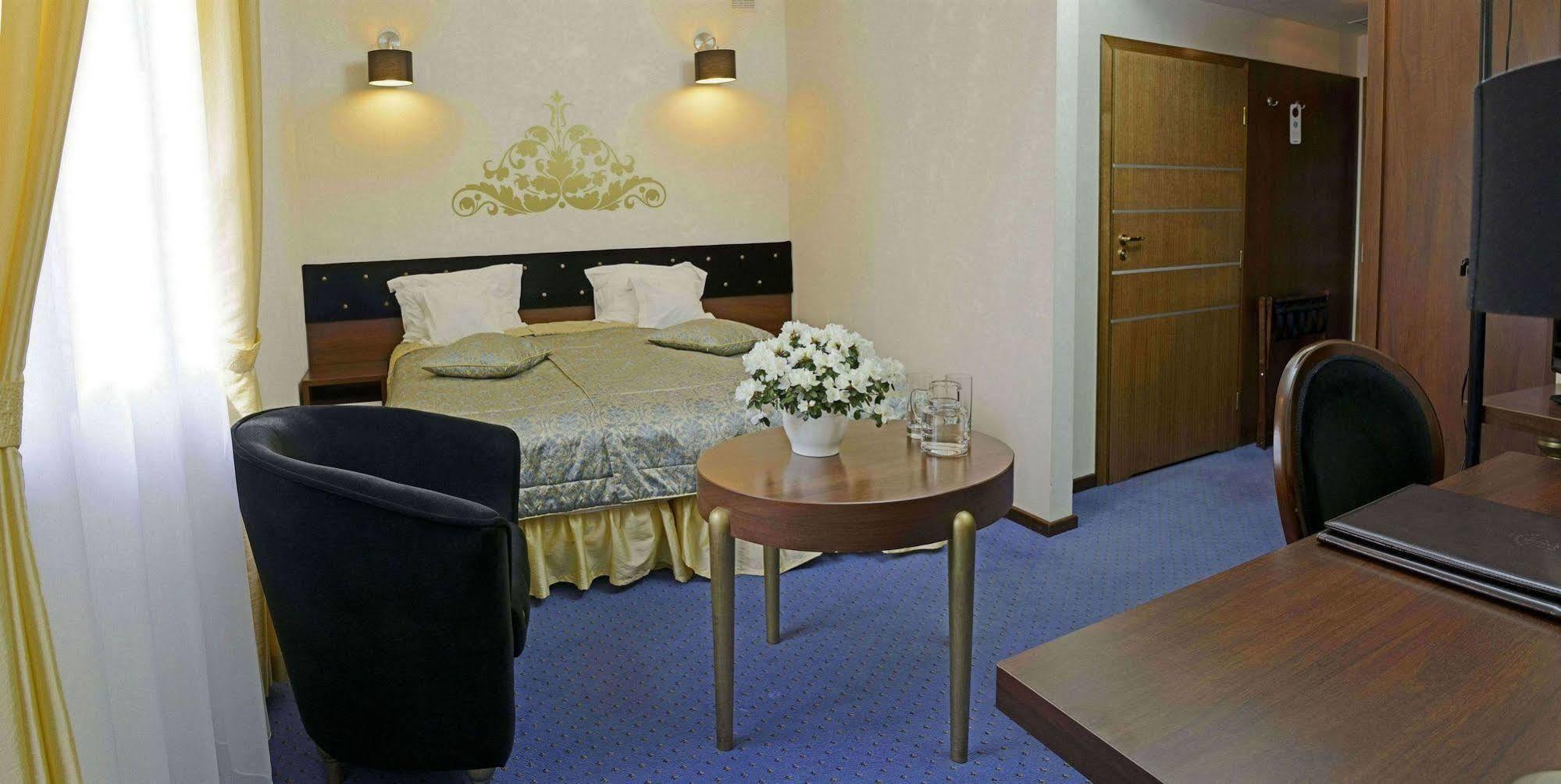 Dwor Kombornia Hotel&Spa Extérieur photo